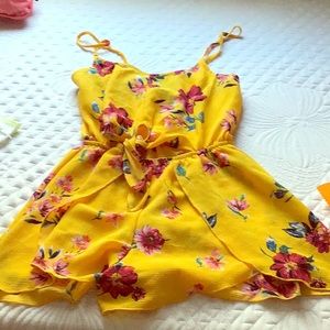Women floral romper has never been worn